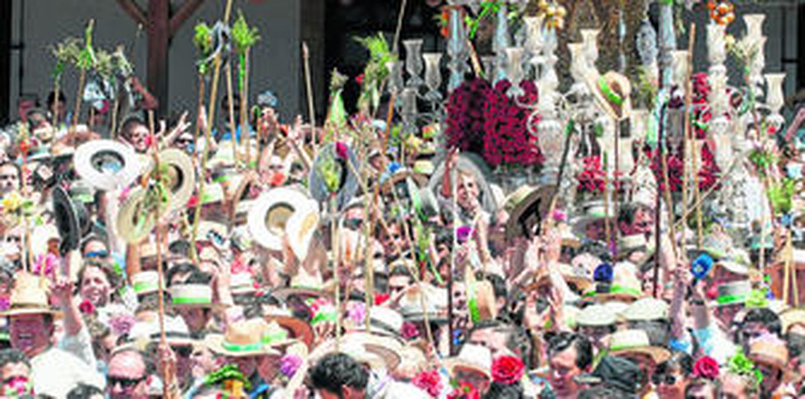 Presentación de una hermandad sevillana a su llegada a la aldea.