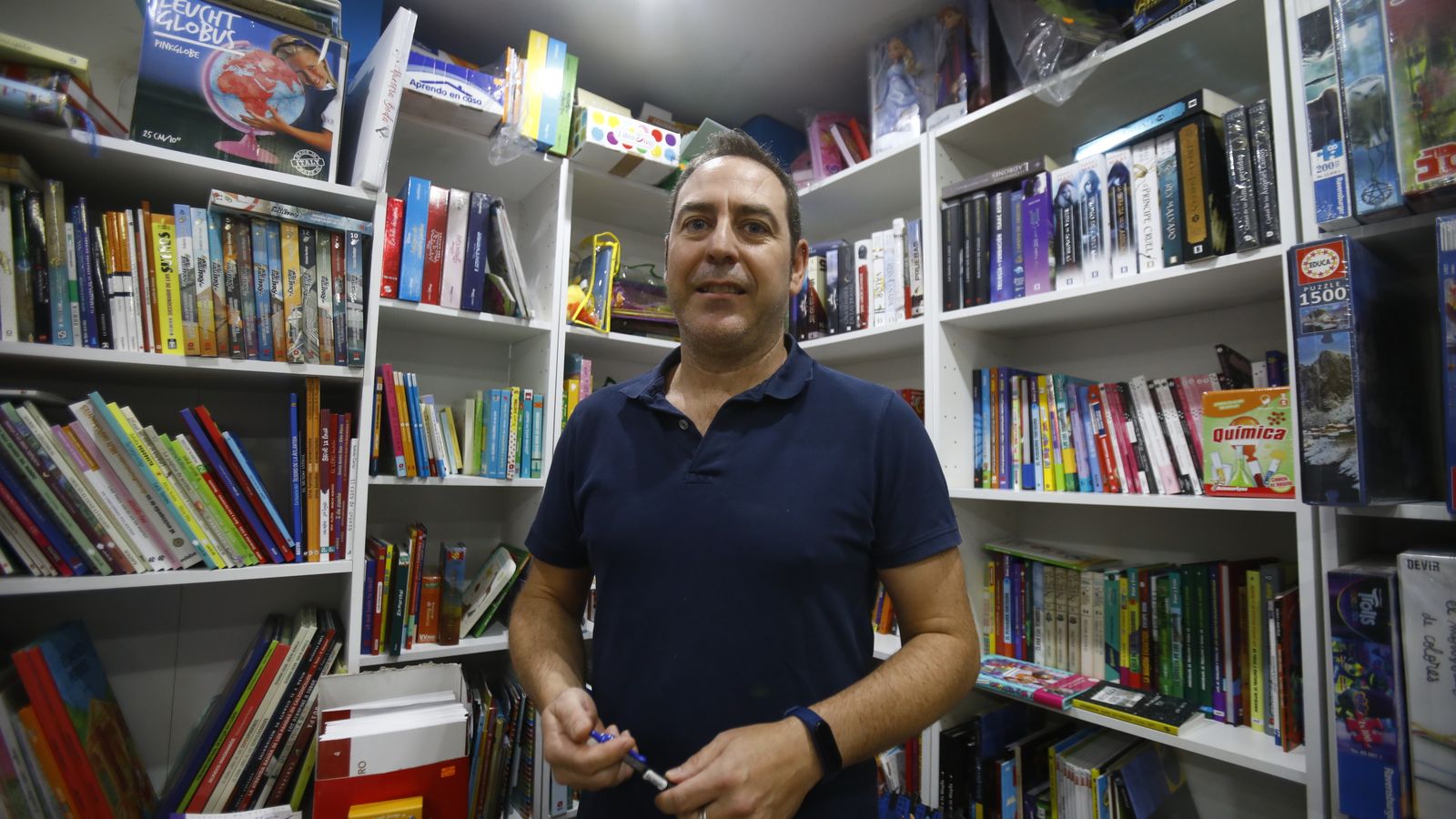 José Luis Duval en su papelería.