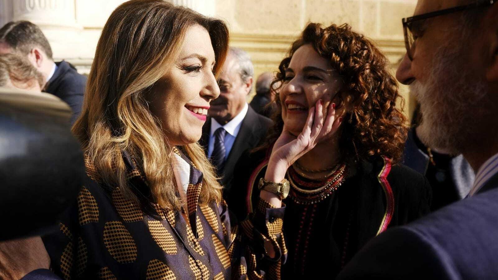 Susana Díaz saluda a María Jesús Montero el pasado 28-F.