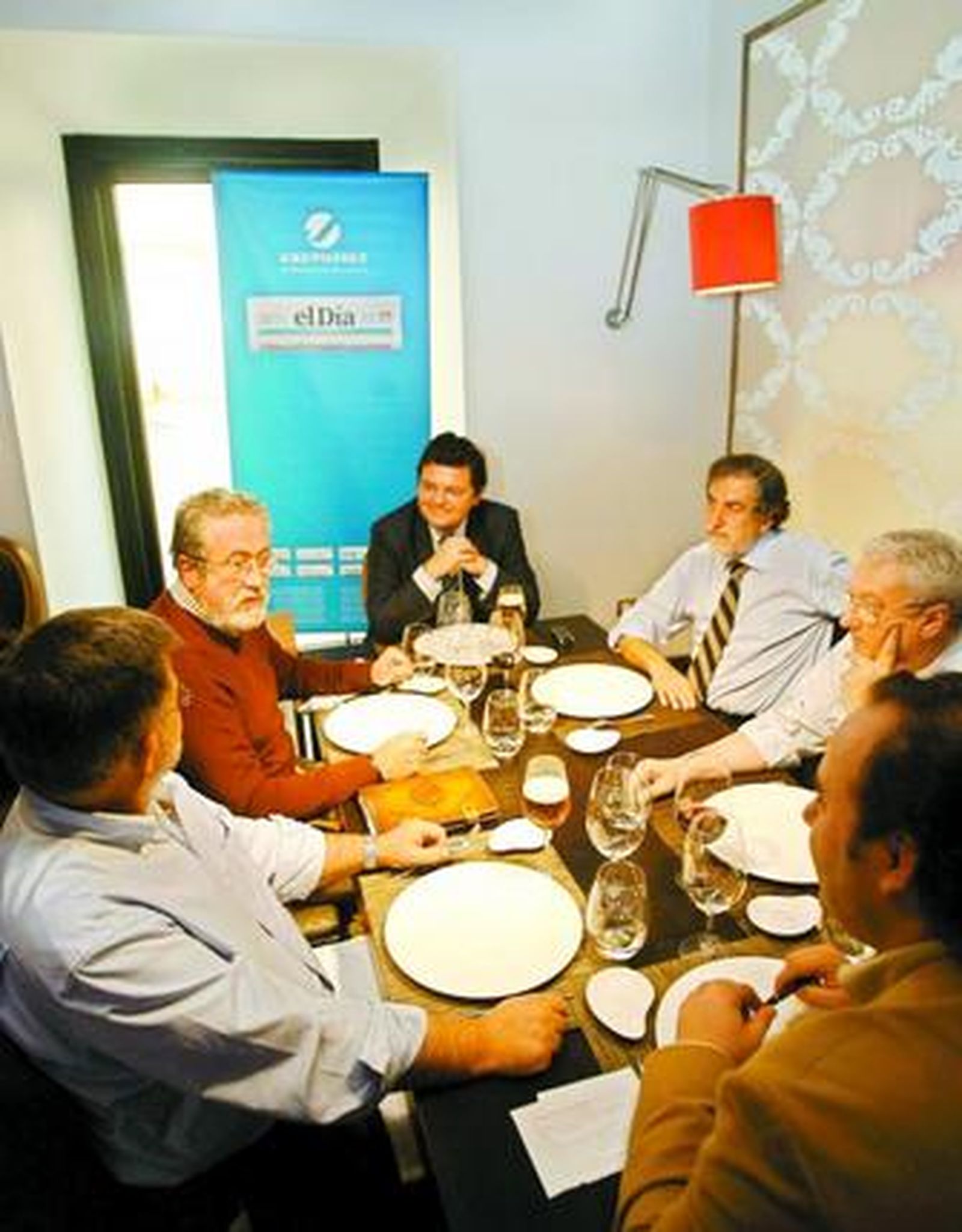 Participantes en el encuentro del Palacio del Bailío.