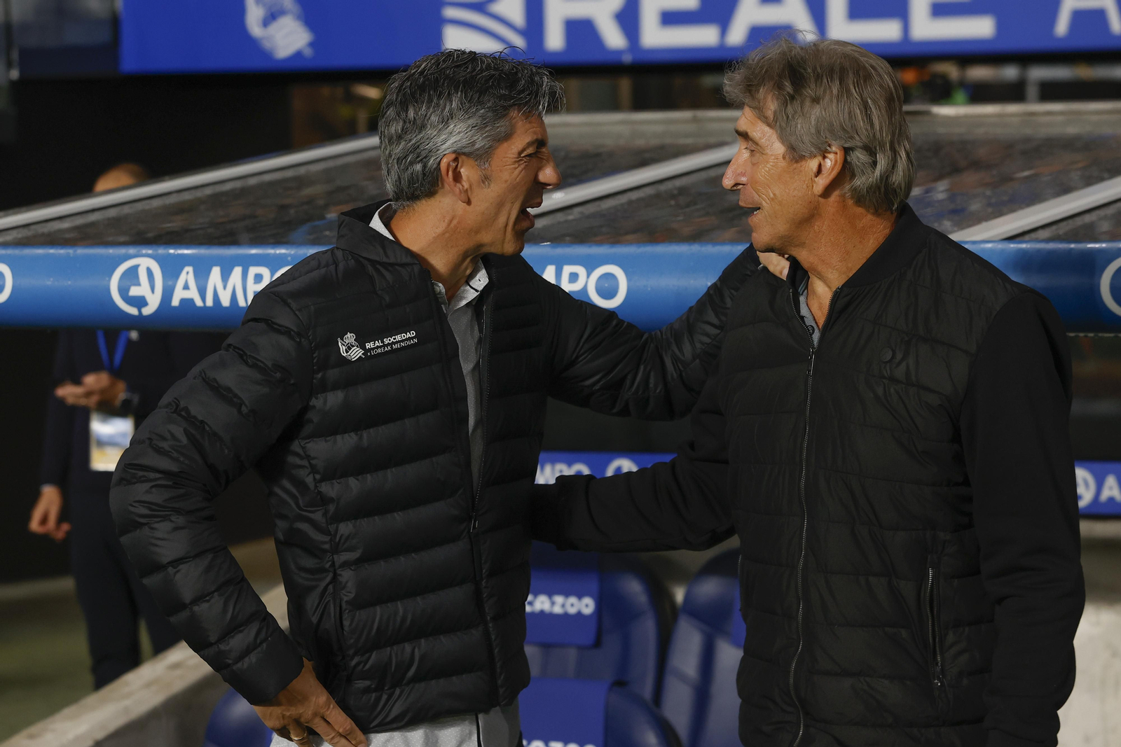 Imanol Alguail y Manuel Pellegrini se saludan antes del encuentro.