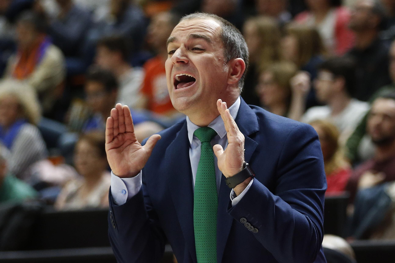 Carles Durán da indicaciones en un choque de esta temporada.