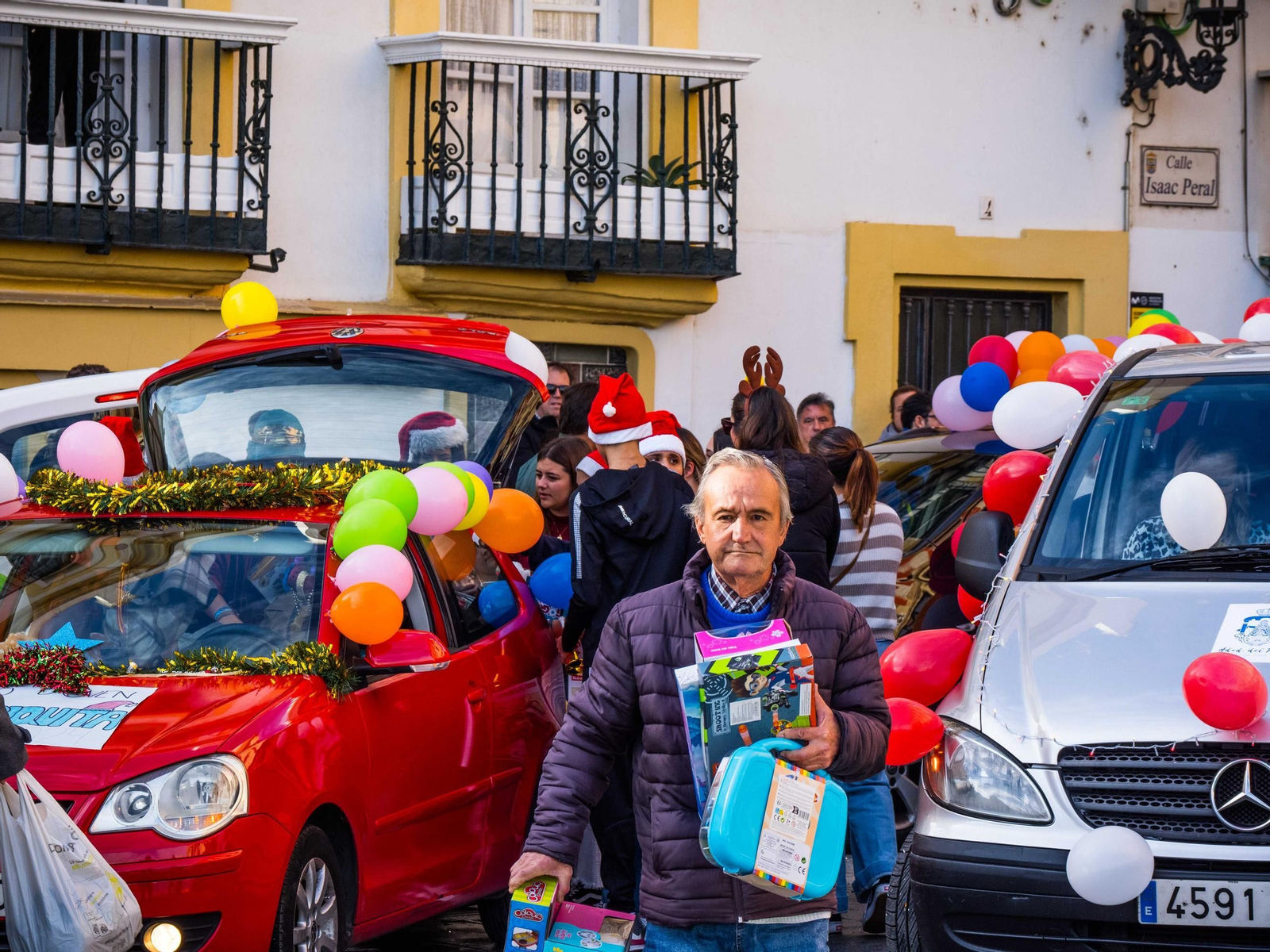 La Caravana Solidaria recoge cientos de regalos para echar una mano a los Reyes Magos en San Fernando
