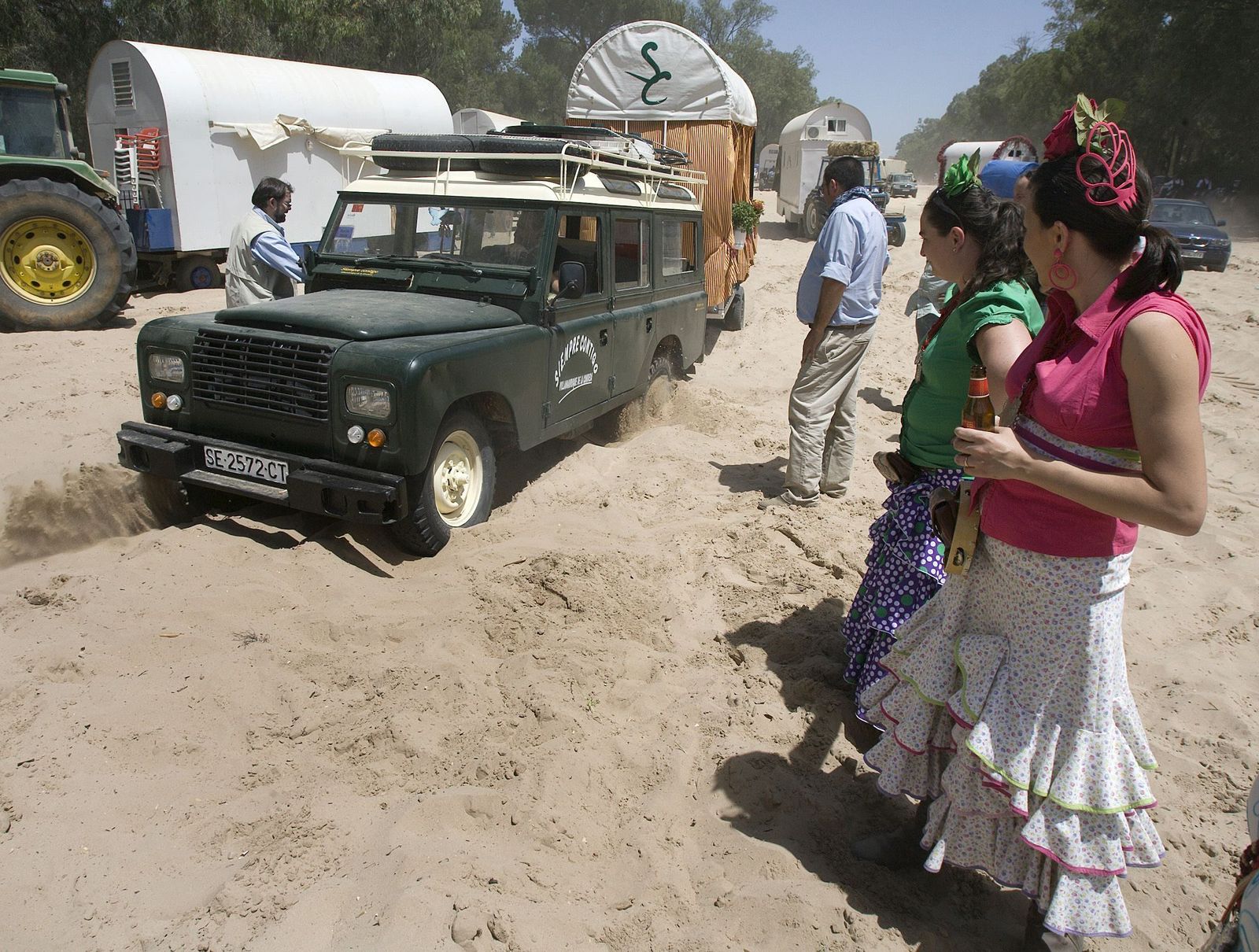 Paso de hermandades por la Raya Real, en el entorno natural de Doñana.