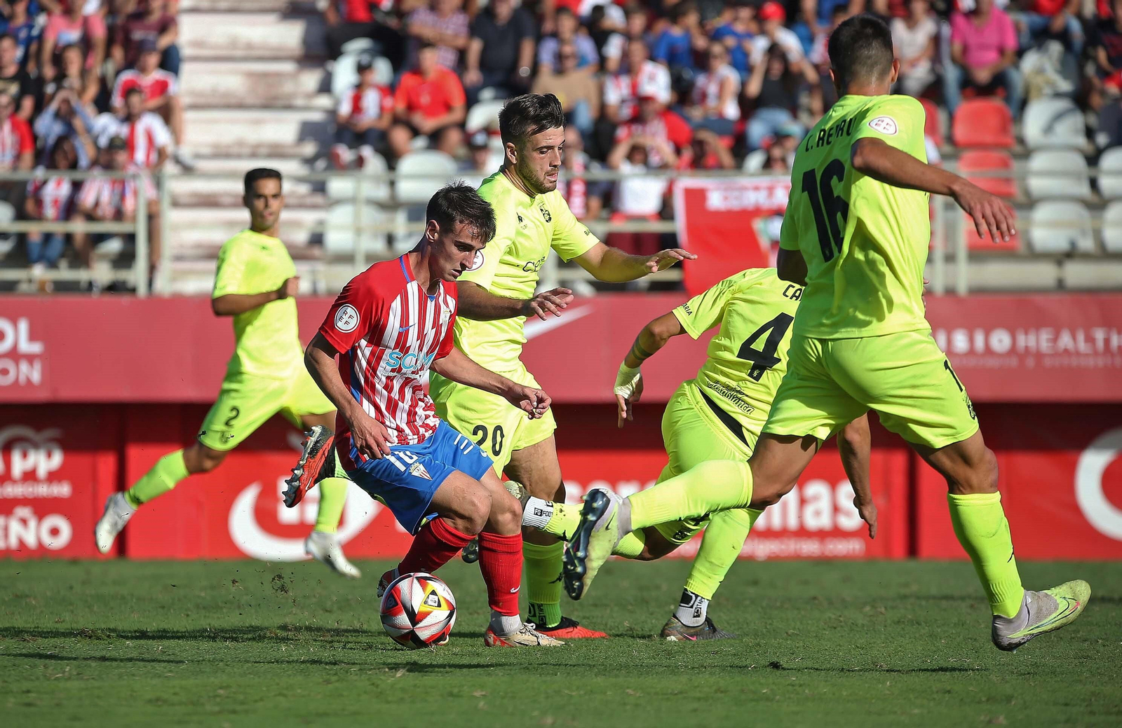 Diego Esteban, en la jugada de su golazo al Ceuta.