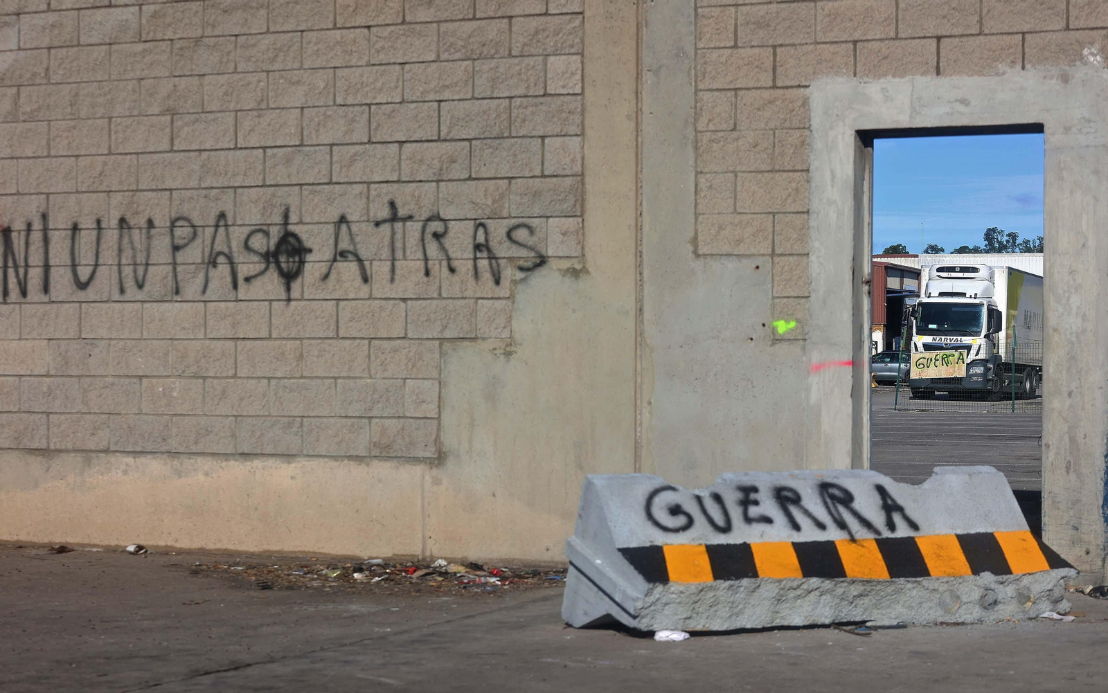 Imágenes del corte de la A7 por los trabajadores de Acerinox en huelga