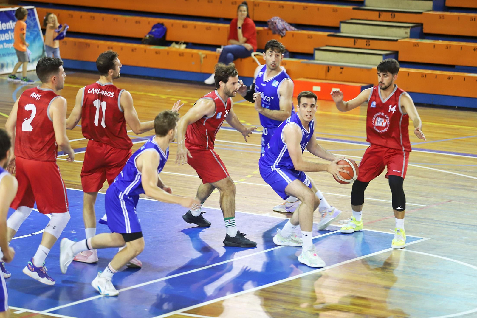 Imágenes del partido de baloncesto entre el Ciudad de Huelva y el Colegio El Pinar.