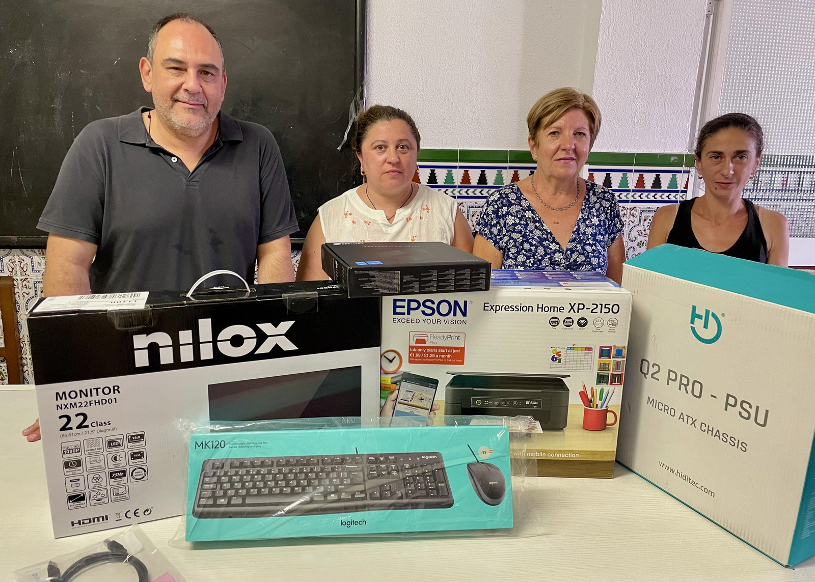 Entrega de uno de los lotes de material informático.