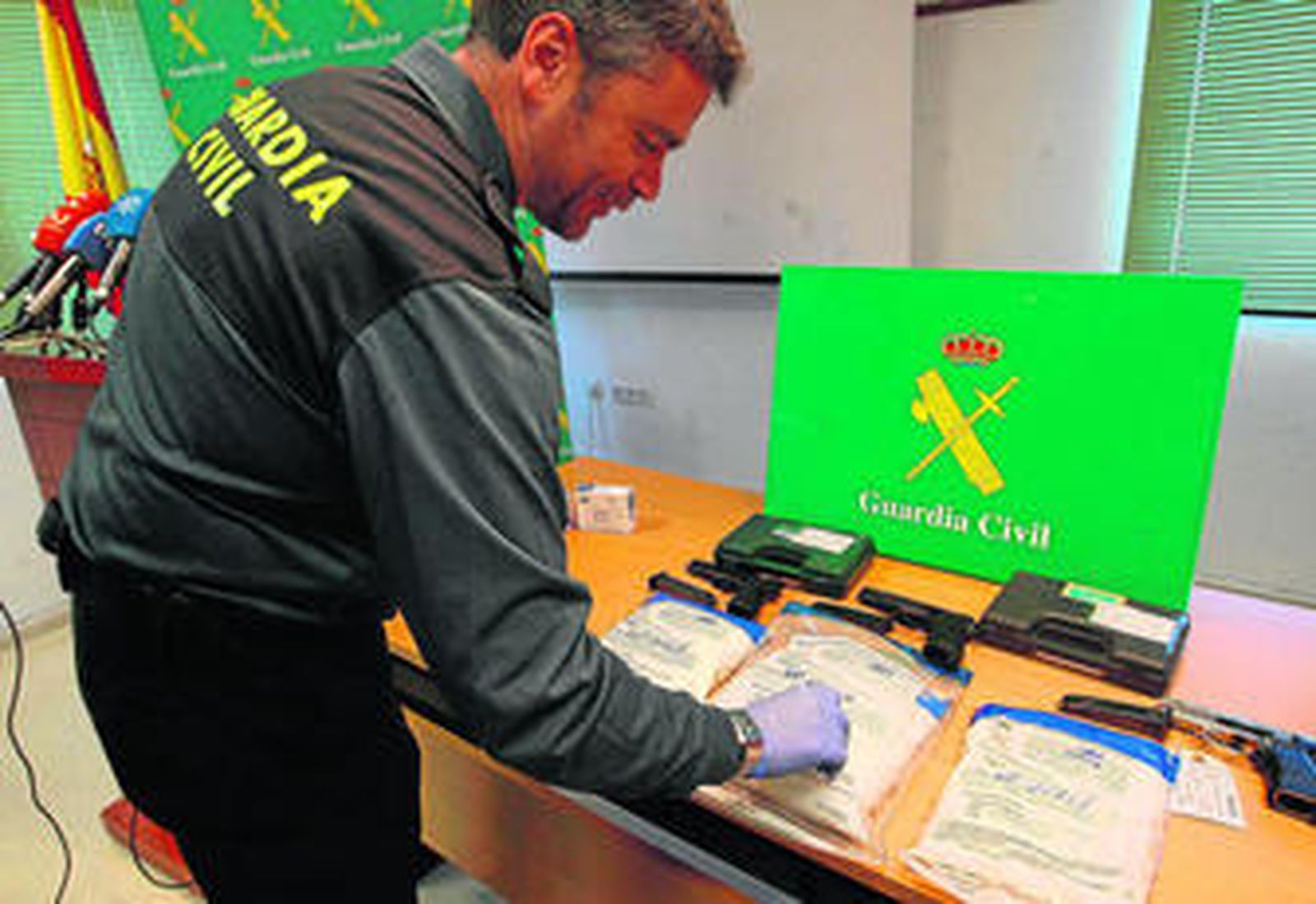 Un agente de la Guardia Civil muestra parte de los 9,5 kilos de cocaína intervenida durante la denominada operación Vuelo.