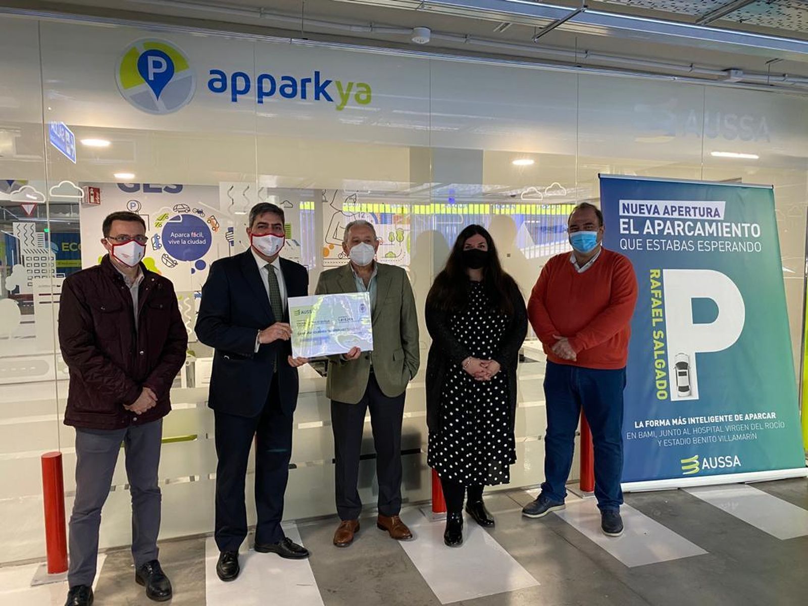 En la imagen, José Ignacio Trujillo, Diputado de Caridad de la Hermandad de la Sagrada Cena, Álvaro Enríquez, Hermano Mayor, José Carlos Cabaleiro, Director Gerente de Aussa, Inmaculada Naranjo Villadiego, Presidenta del Comité de Empresa de Aussa y Francisco Javier Polo, Director de Calidad de Aussa.