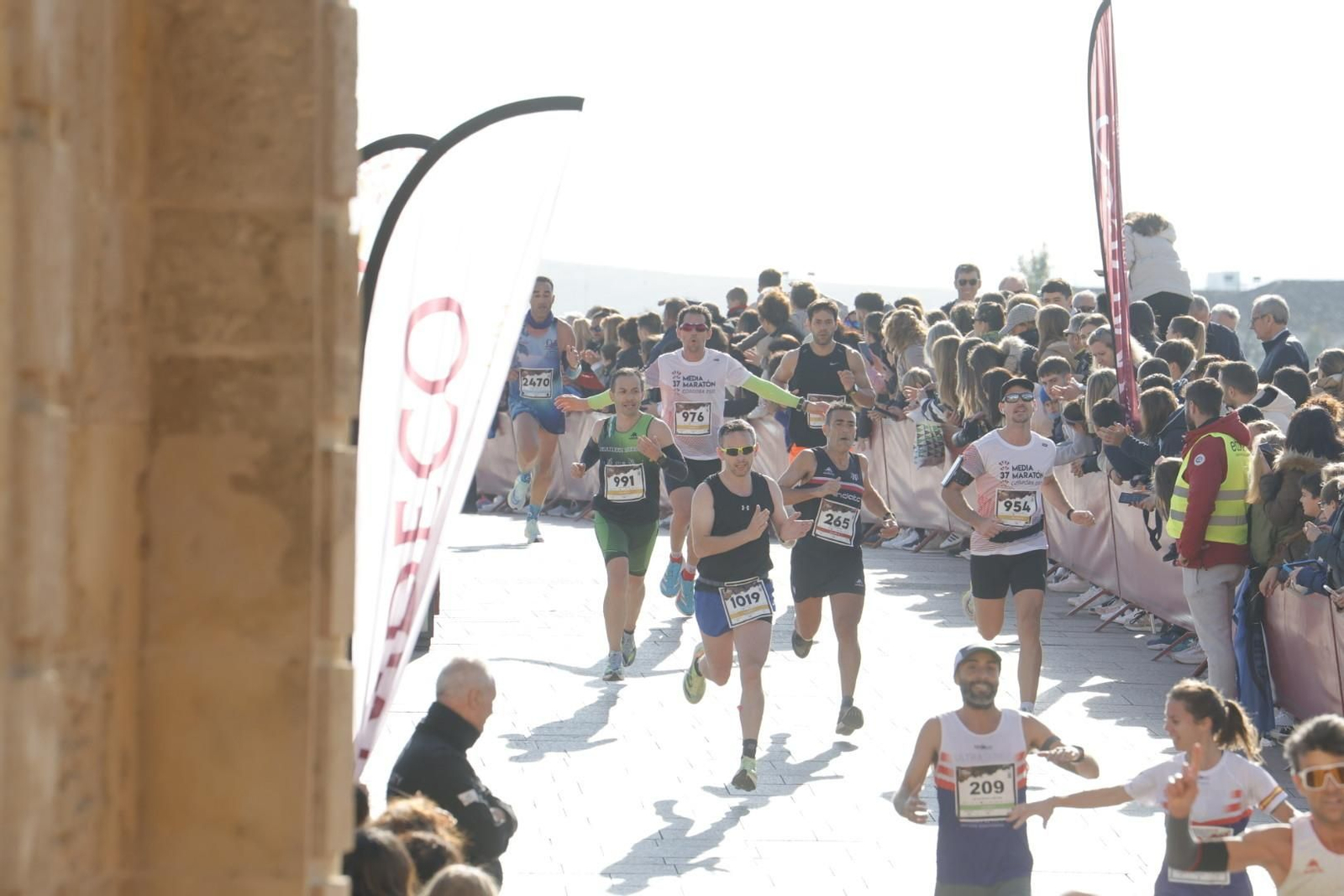 Media Maratón de Córdoba 2023: La gloria de cruzar la Puerta del Puente, en imágenes