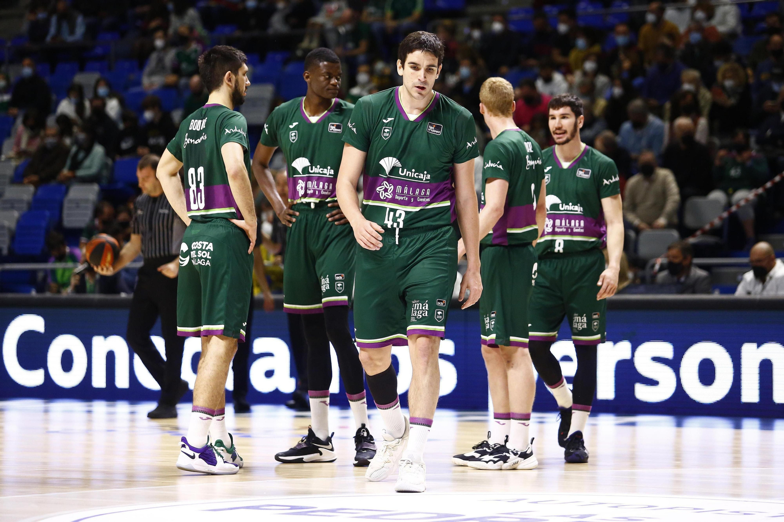 Los jugadores del Unicaja, durante el partido ante el Valencia.