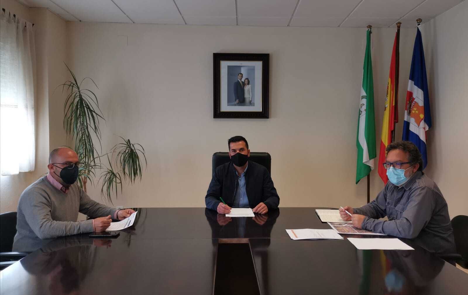 Firma de la adjudicación de la pista de pádel en Santa Bárbara de Casa.