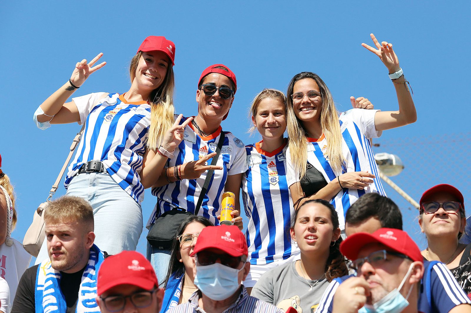 Imágenes de la afición más fiel del Recre en su visita al campo del Antoniano