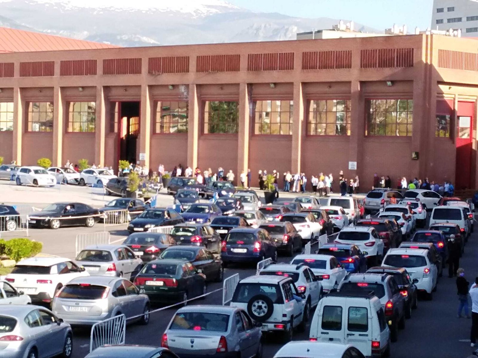 Las colas de la vacuna: Fermasa se colapsa con filas interminables de coches y personas