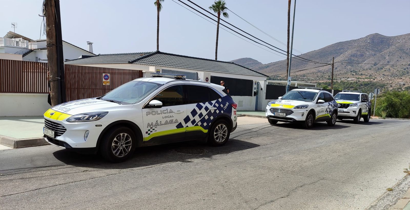 Coches de policía local en la zona donde se ha desalojado el inmueble.
