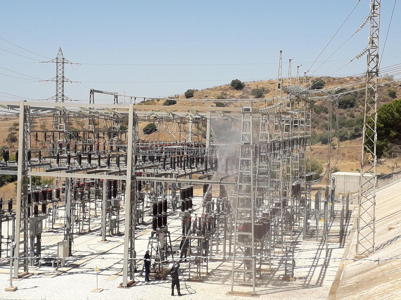Técnicos realizan la limpieza de las instalaciones eléctricas con chorros de agua en una subestación.
