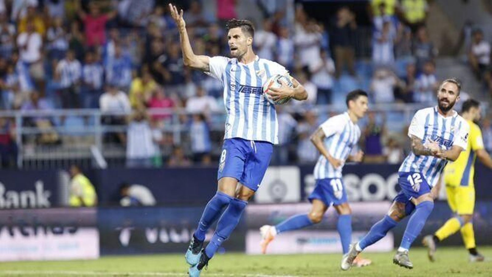 Adrián González, celebrando un gol.