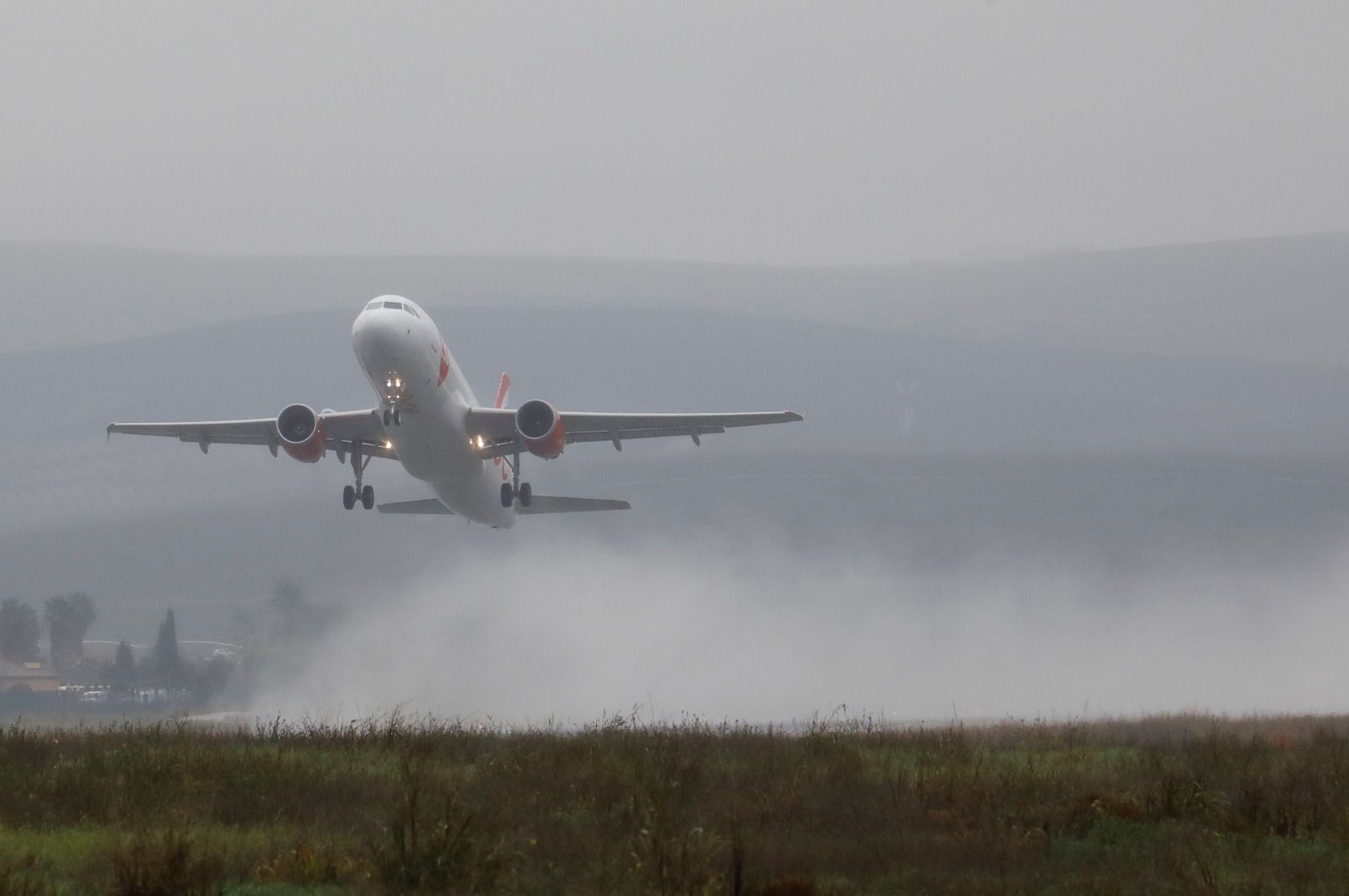 Despegue del avión con destino a Praga desde el aeropuerto de Córdoba.