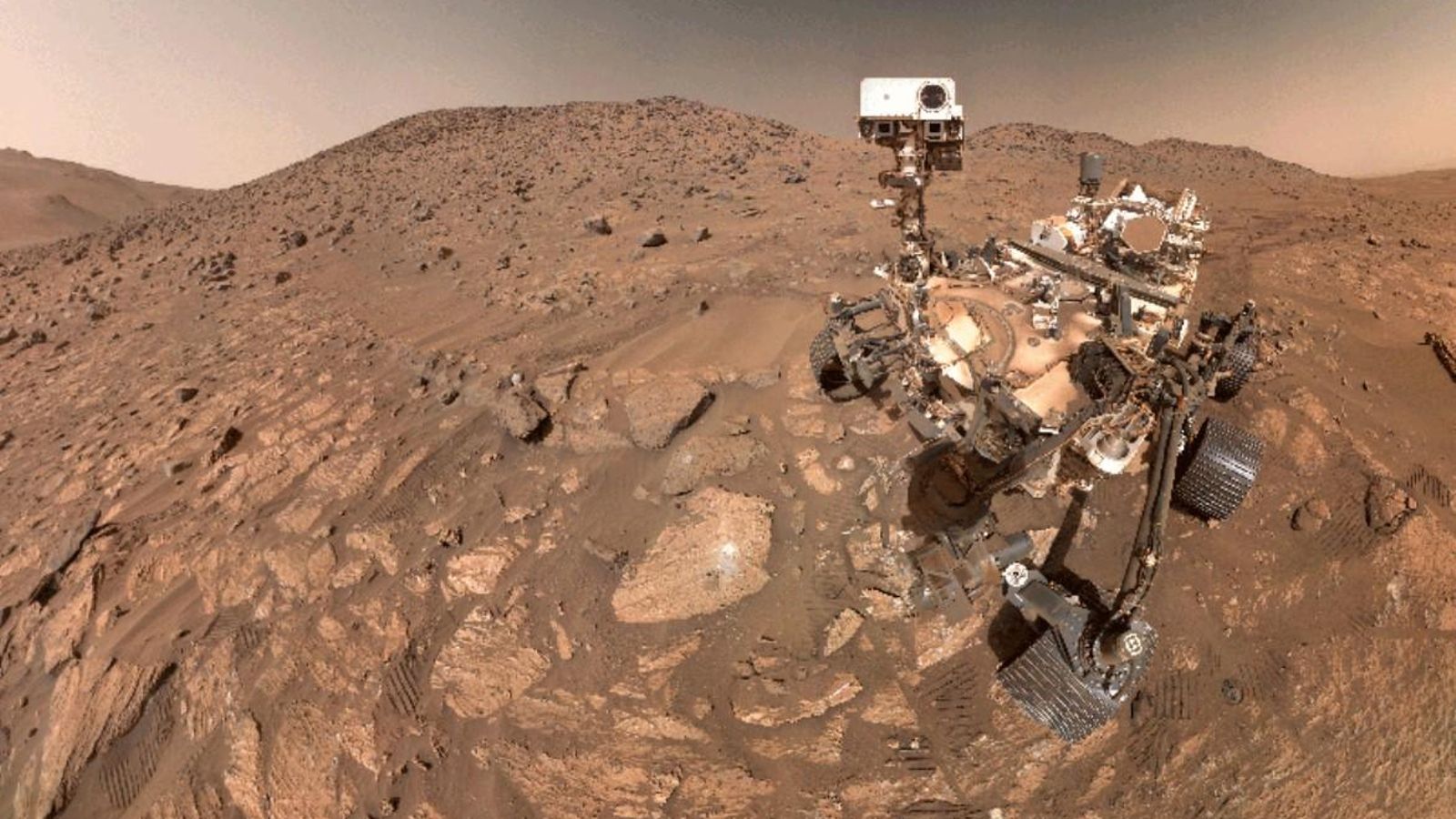 El rover 'Perseverante' realiza un escaneo en la zona donde se ha hallado la roca con restos biológicos