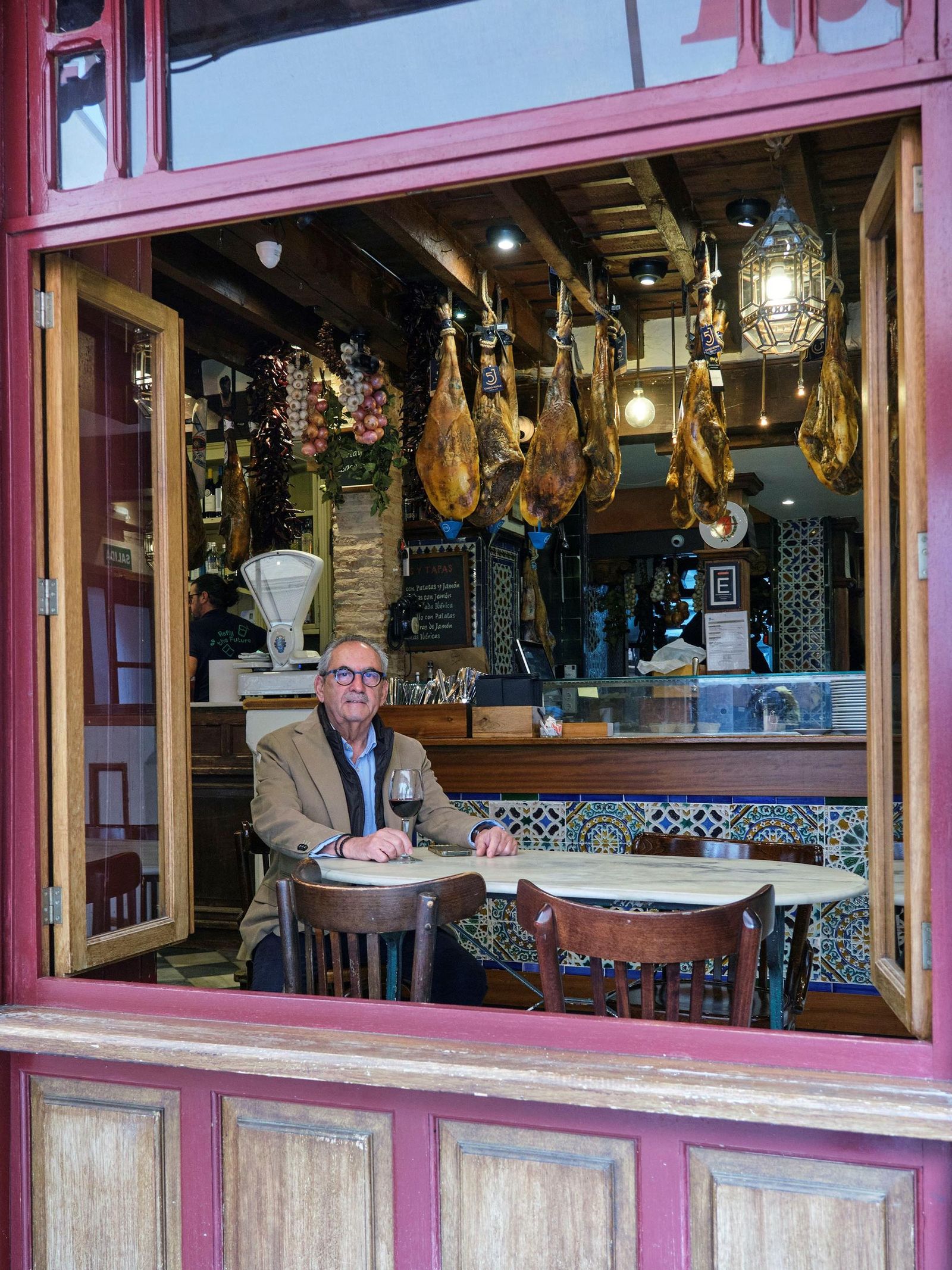 Antonio Castro en la mesa donde se solía sentar su padre.