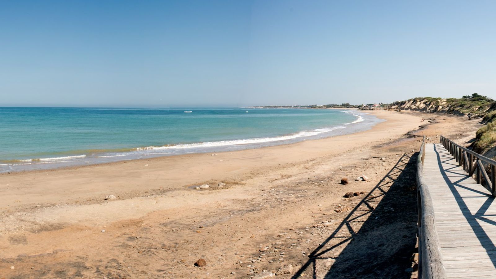Playa Punta Candor, en Rota, antes de sufrir las inclemencias del tiempo.