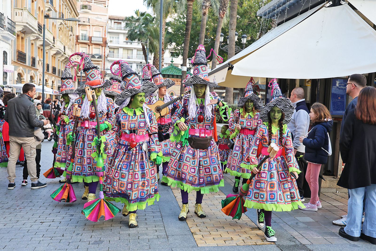 Las agrupaciones del Carnaval Colombino toman las calles del centro de Huelva