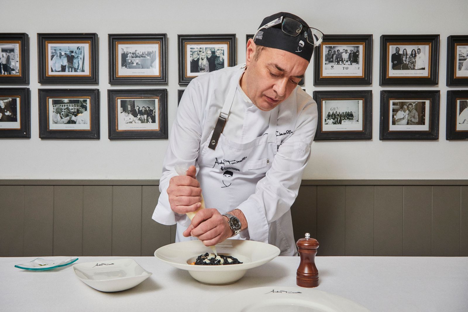 El chef Andrea Tumbarello en plena elaboración del plato dedicado a Cerdeña