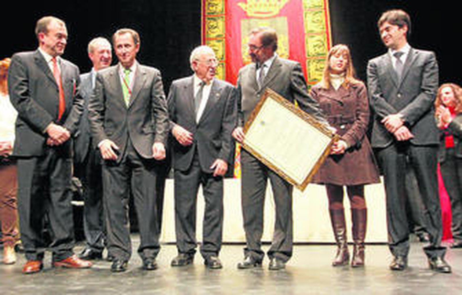 Los familiares de Javier de la Cruz reciben el nombramiento del alcalde.