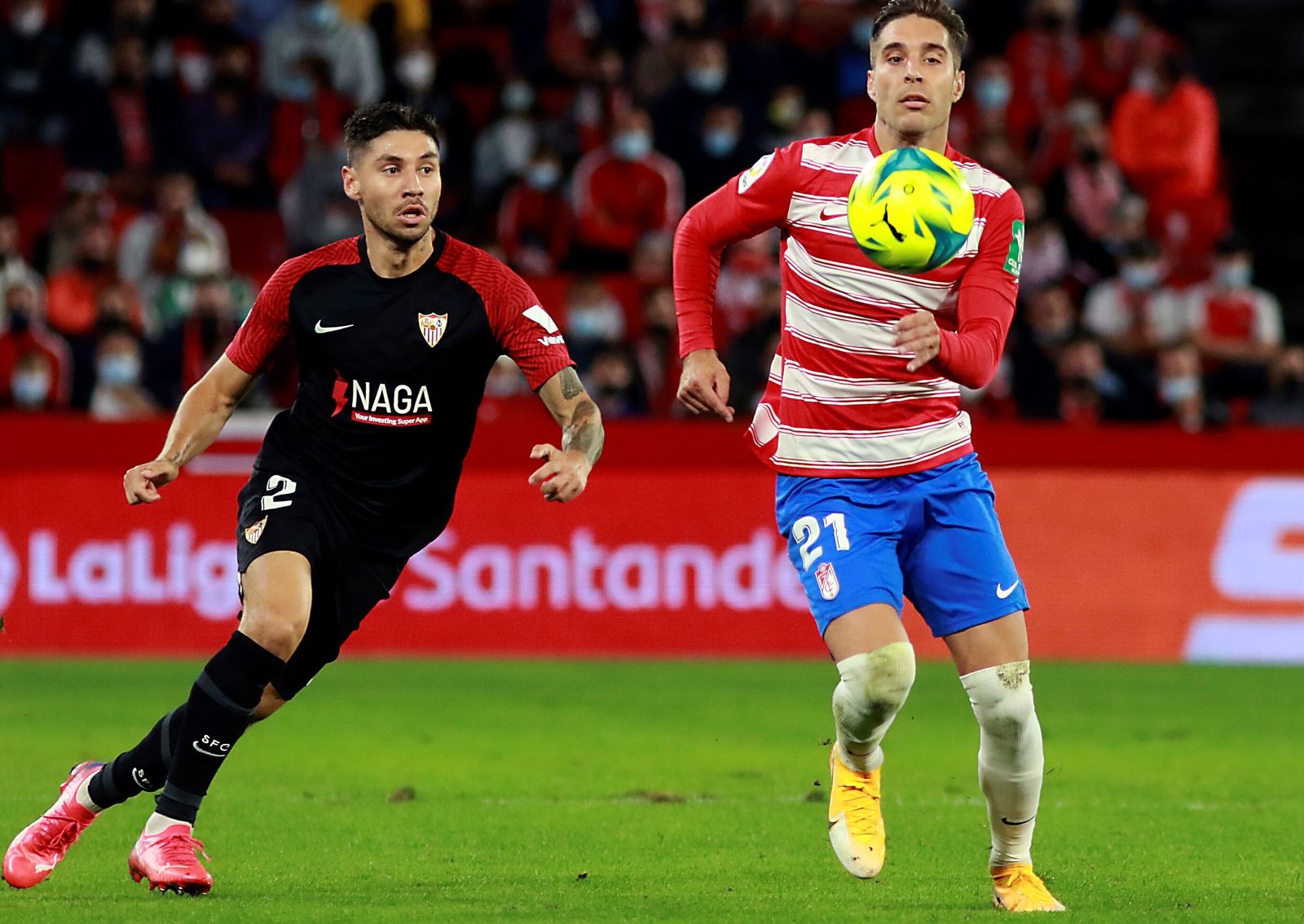 Rochina, ante el sevillista Montiel en la primera vuelta.