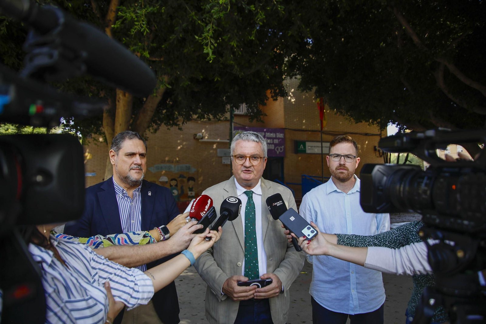 Las imágenes de la campaña de vacunación antigripal a los niños en el CEIP Adela Díaz de Almería