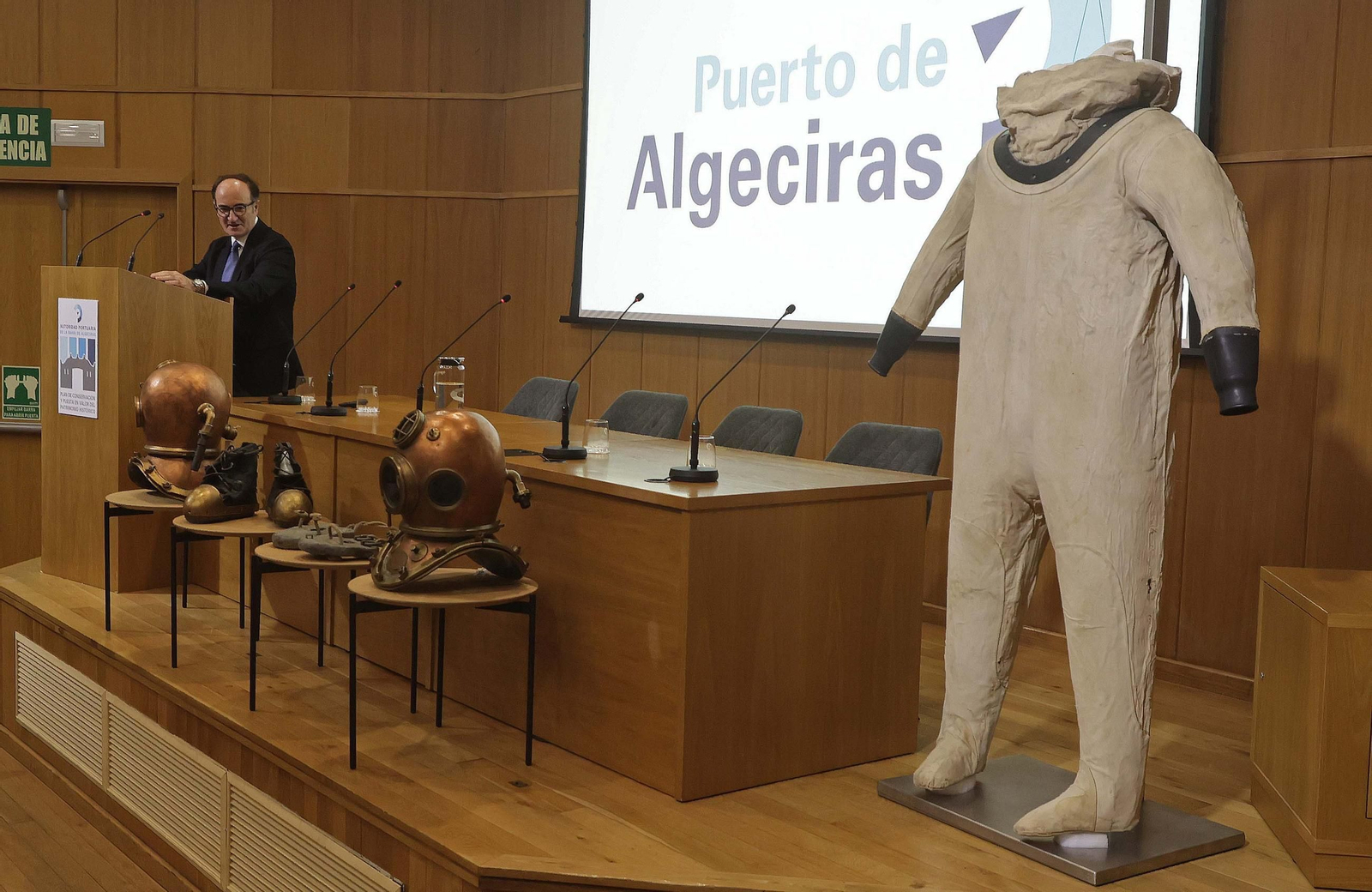 Fotos de la restauración de un traje clásico de buzo de la primera mitad del siglo XX en Algeciras