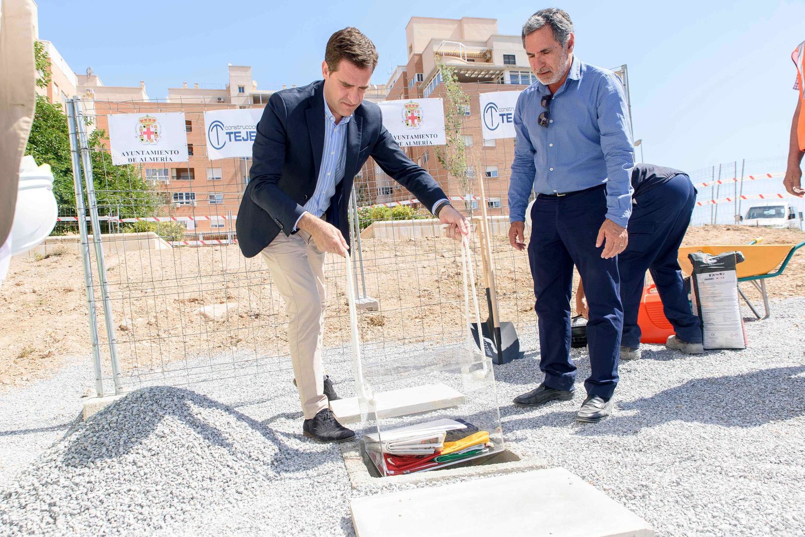 El concejal de Desarrollo Urbano, Miguel Ángel Castellón, colocó ayer la 'primera piedra', una urna con la prensa del día y banderas.