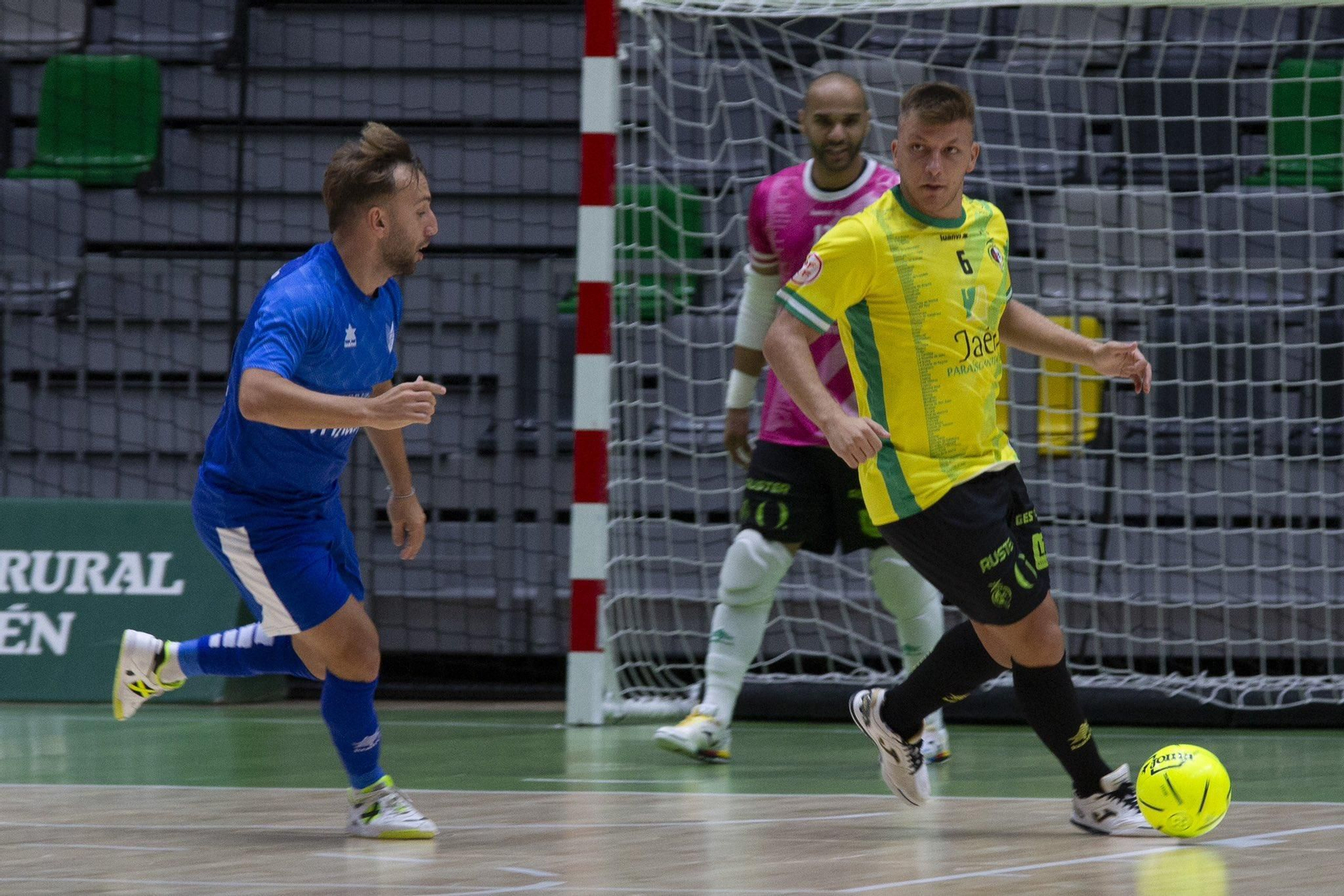 Cristian Rubio, en una acción ante el Manzanares FS en el Trofeo del Olivo.