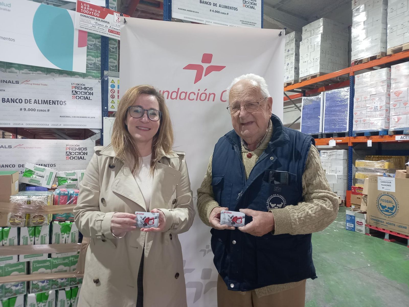 Estrella Blanco entrega las tarjetas de combustible a José Serrano.