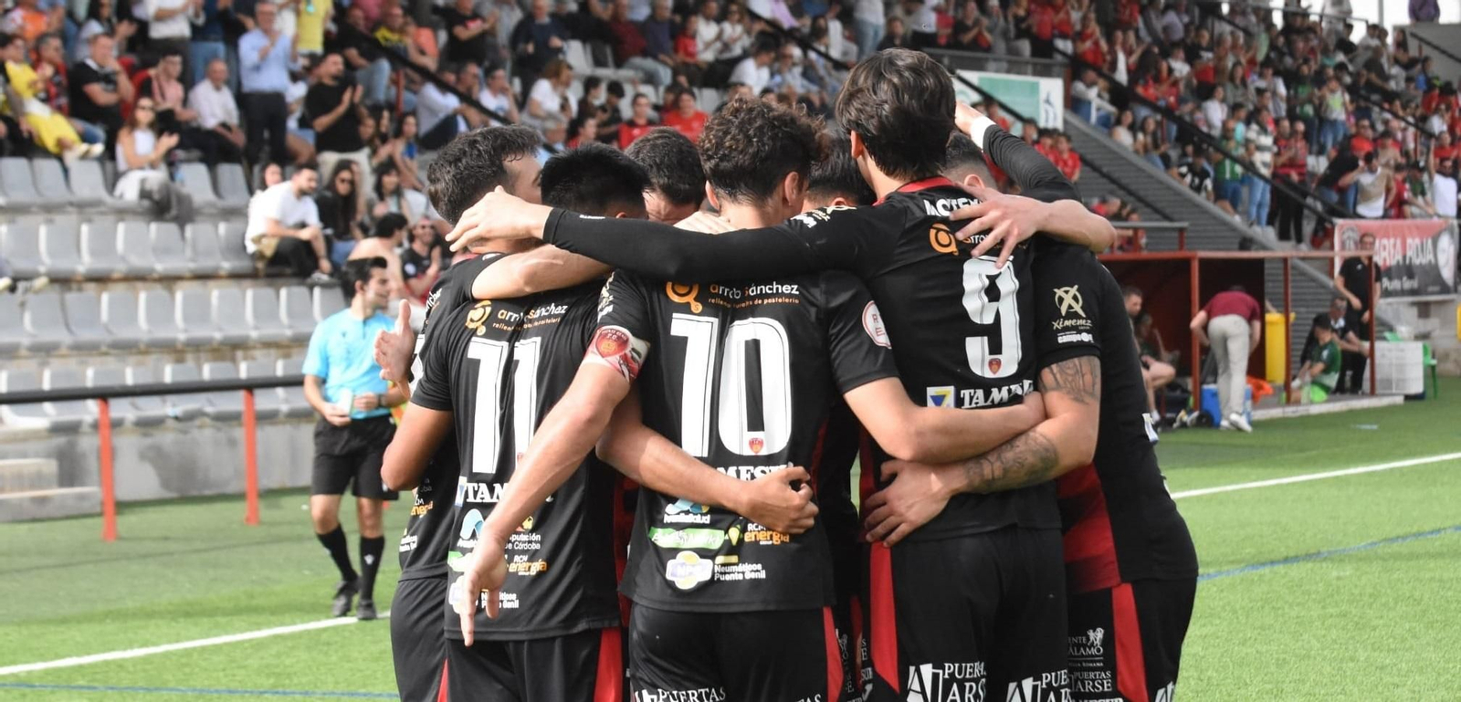 Los jugadores del Salerm celebran un gol. Los jugadores del Salerm celebran un gol.