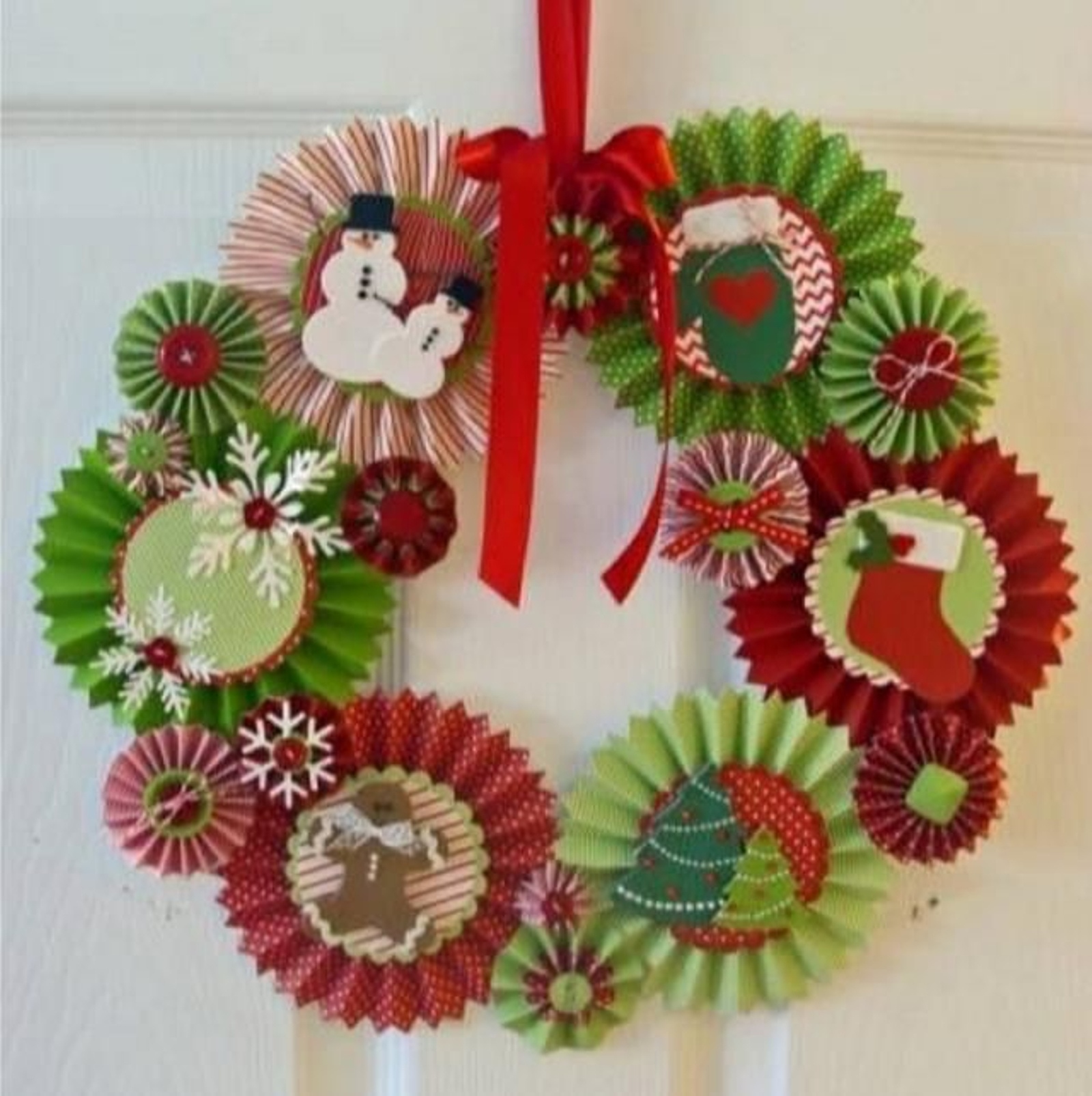 Corona de Navidad con papel de magdalenas.