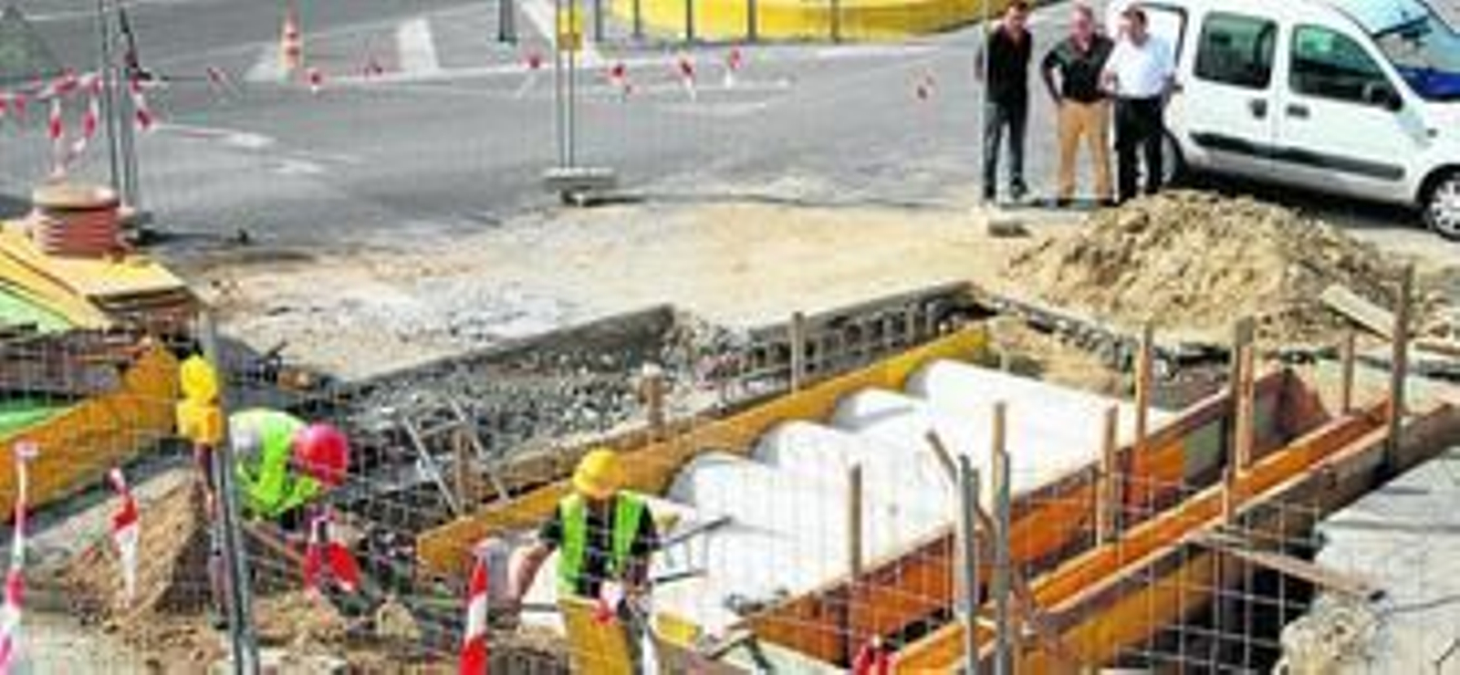 Los responsables de la Asociación de Comerciantes han conocido los pormenores del proyecto a pie de obra.