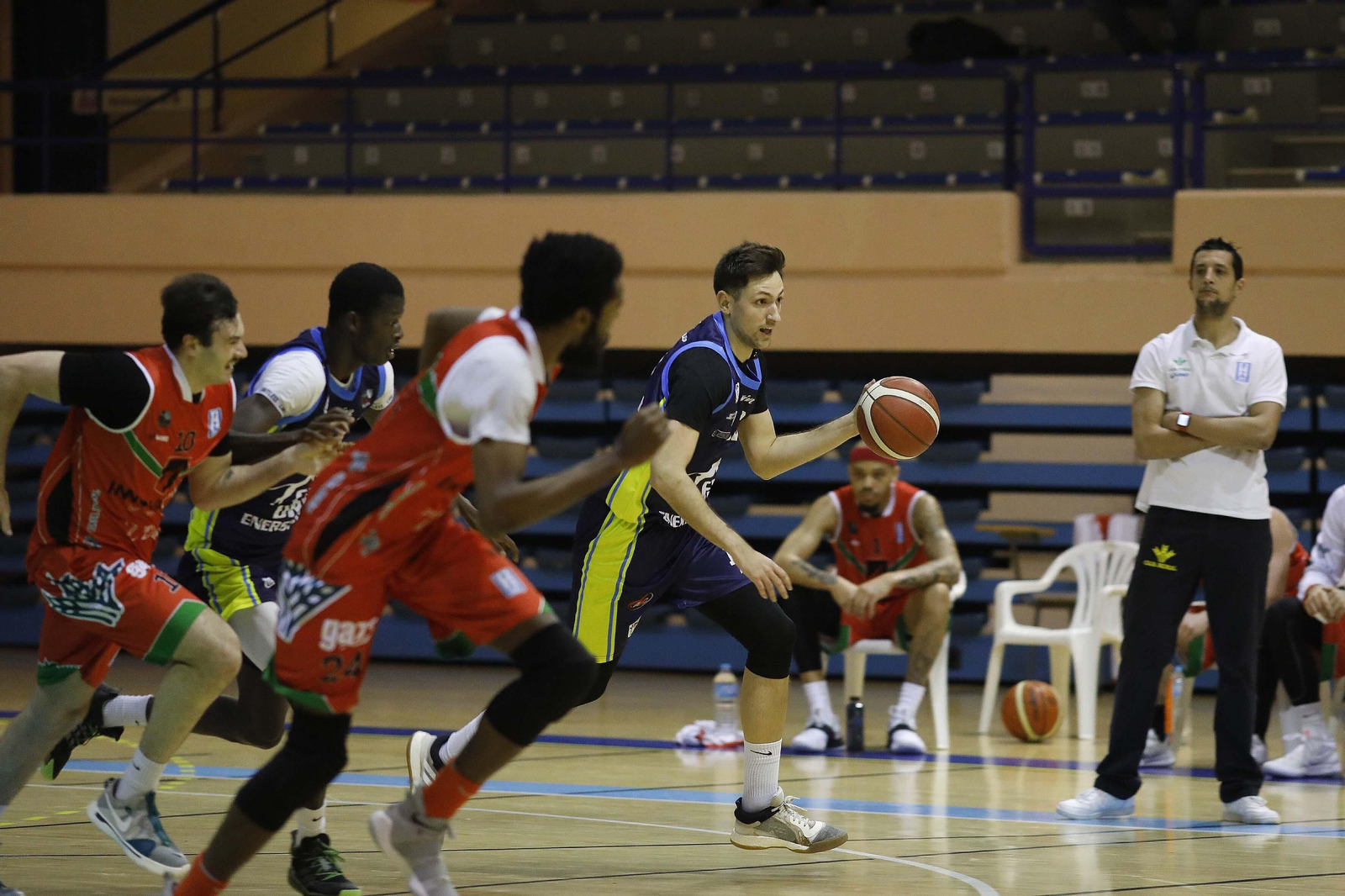 Cuadra sube el balón para Udea ante Zamora.