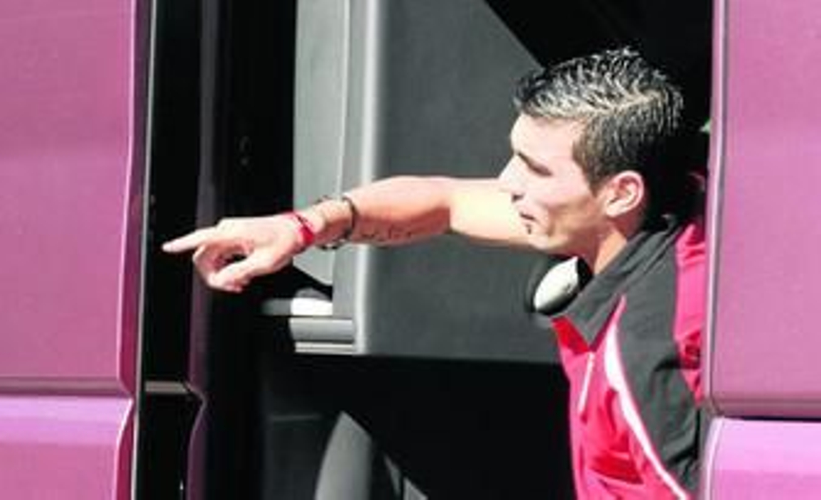 José Antonio Reyes, principal novedad en la expedición que partió ayer hacia Vigo, señala a alguien en la puerta del autobús.