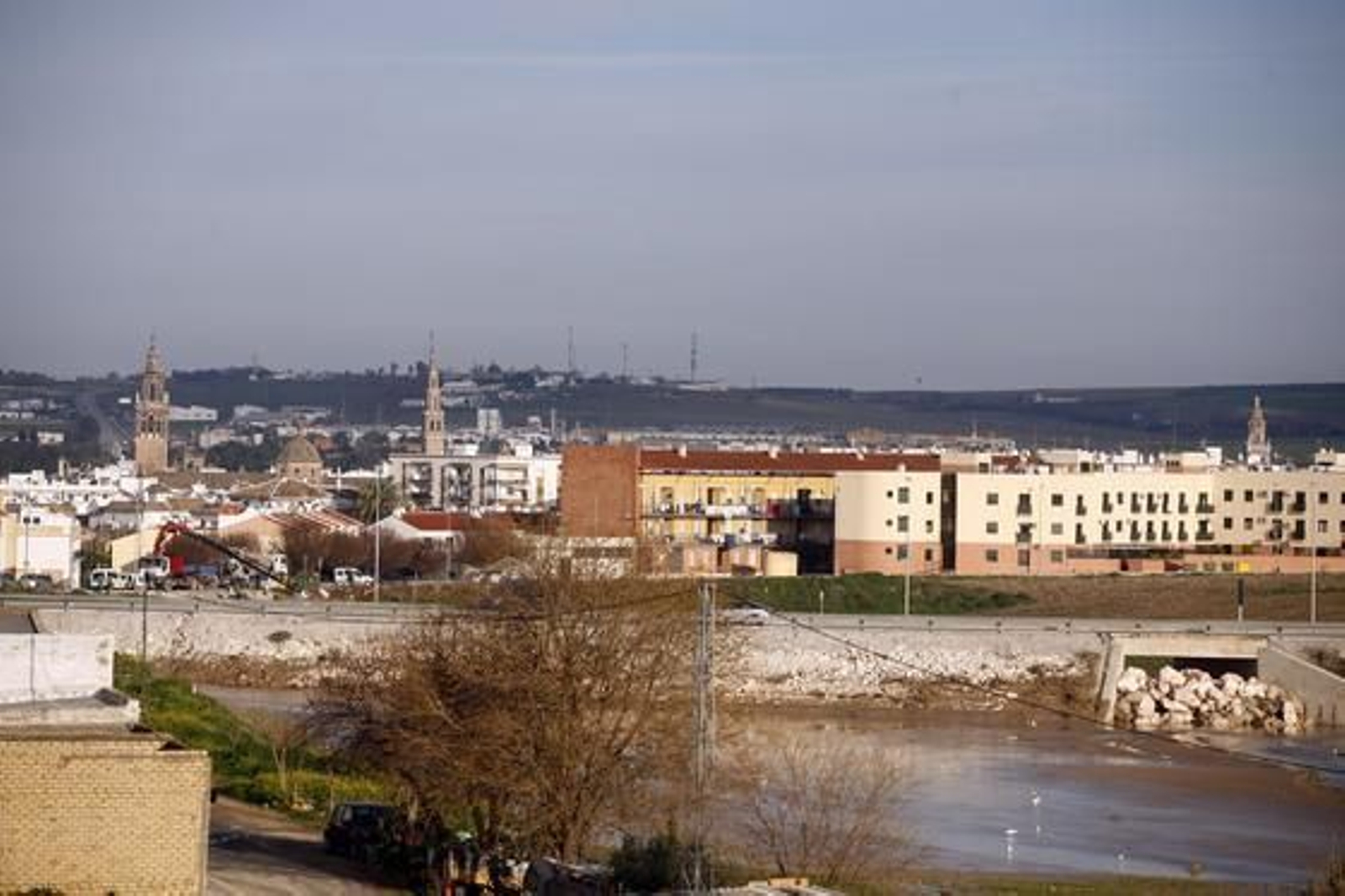 El dique que se construyó antes de Navidad, que se va a reforzar con otras dos presas.  Foto: Antonio Pizarro