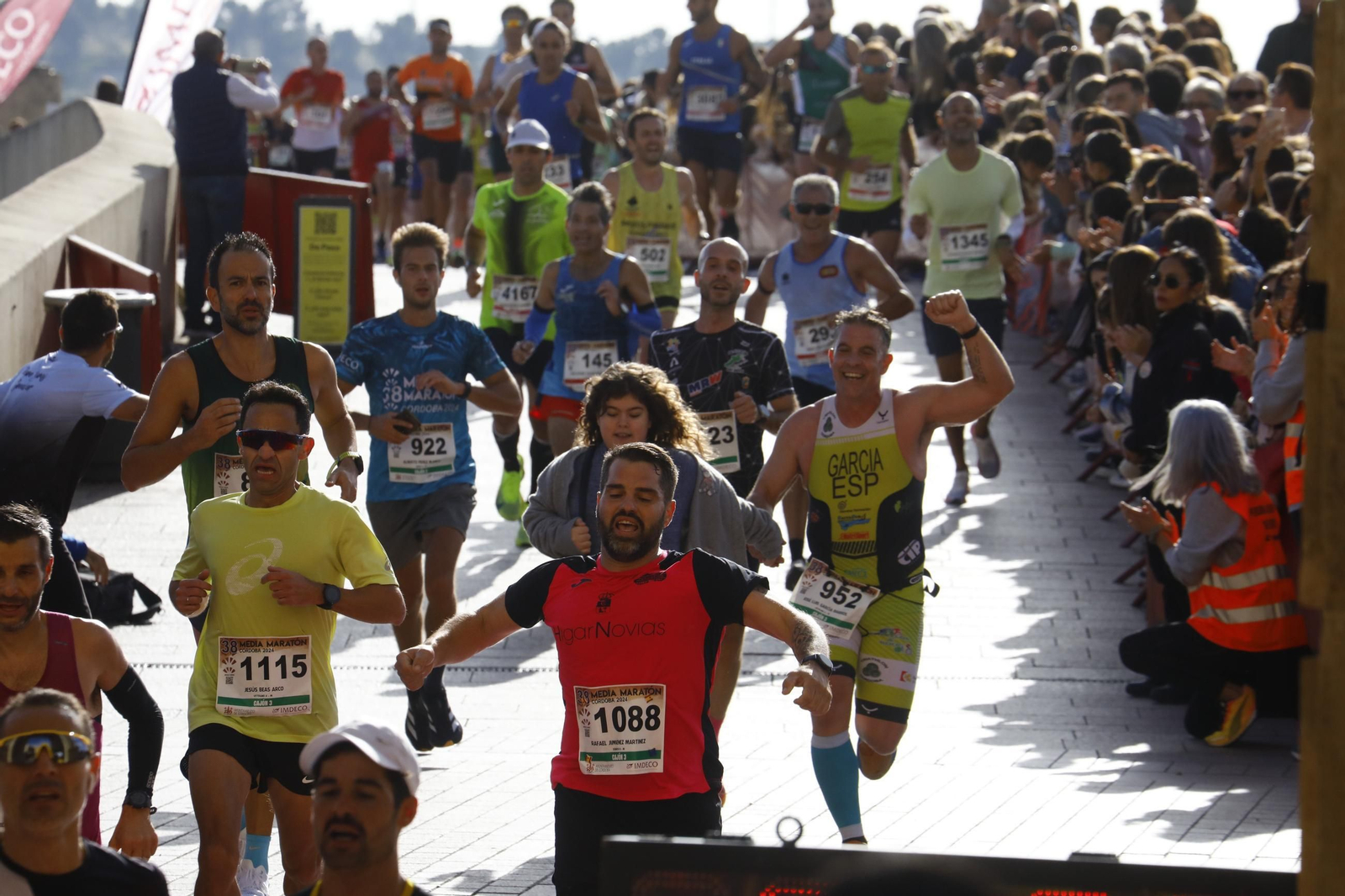 La gloria de cruzar la Puerta del Puente: las fotos de la línea de meta de la Media Maratón de Córdoba 2024