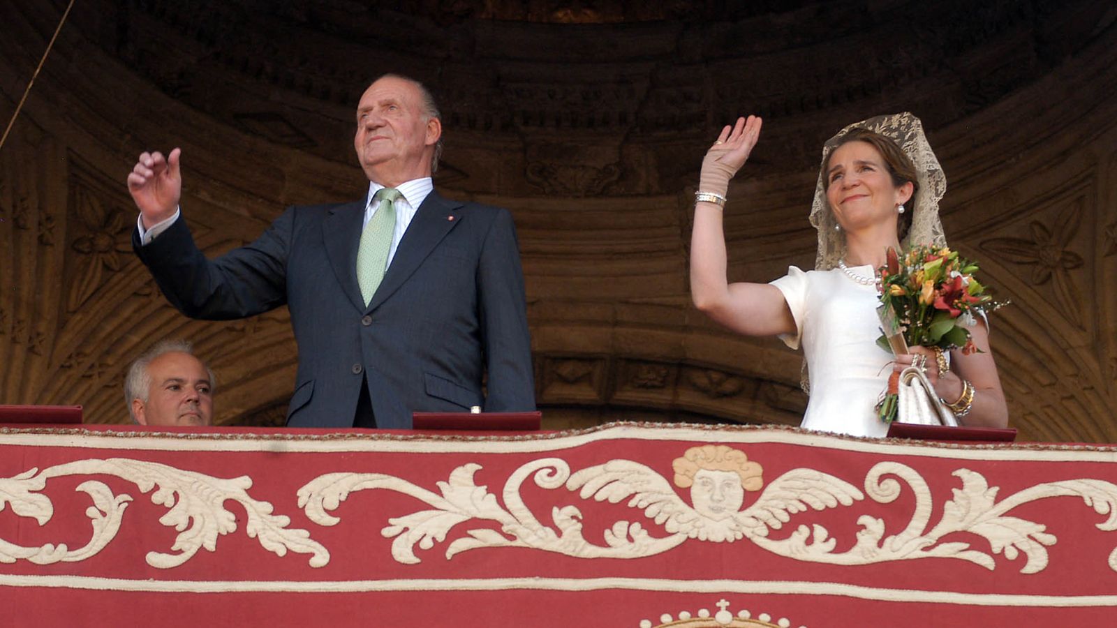 Juan Carlos I y la infanta Elena saludan al respetable en la plaza de la Maestranza el Jueves de Corpus de 2008.
