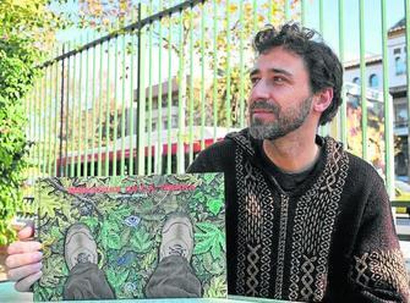 Miguel Brieva (Sevilla, 1974), ayer, con un ejemplar de su nuevo libro. Abajo, una de sus viñetas.