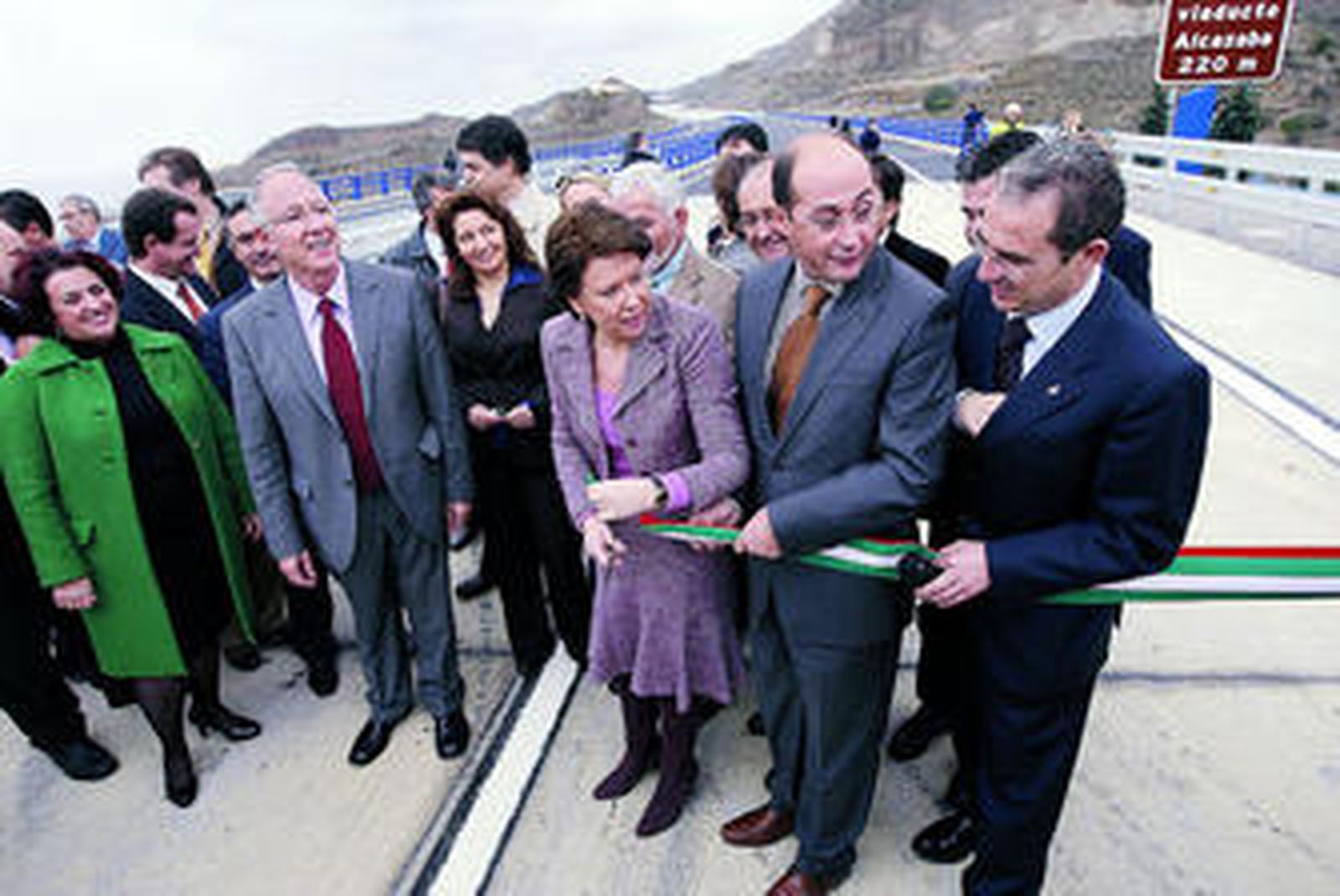 La ministra de Fomento, Magdalena Álvarez, durante la inauguración de este tramo el 26 de diciembre de 2007.
