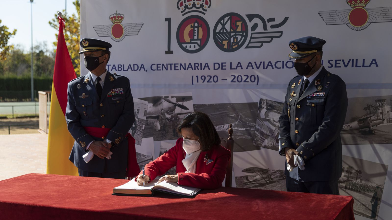 La ministra de Defensa, Margarita Robles, firma en el libro de honor de la base.