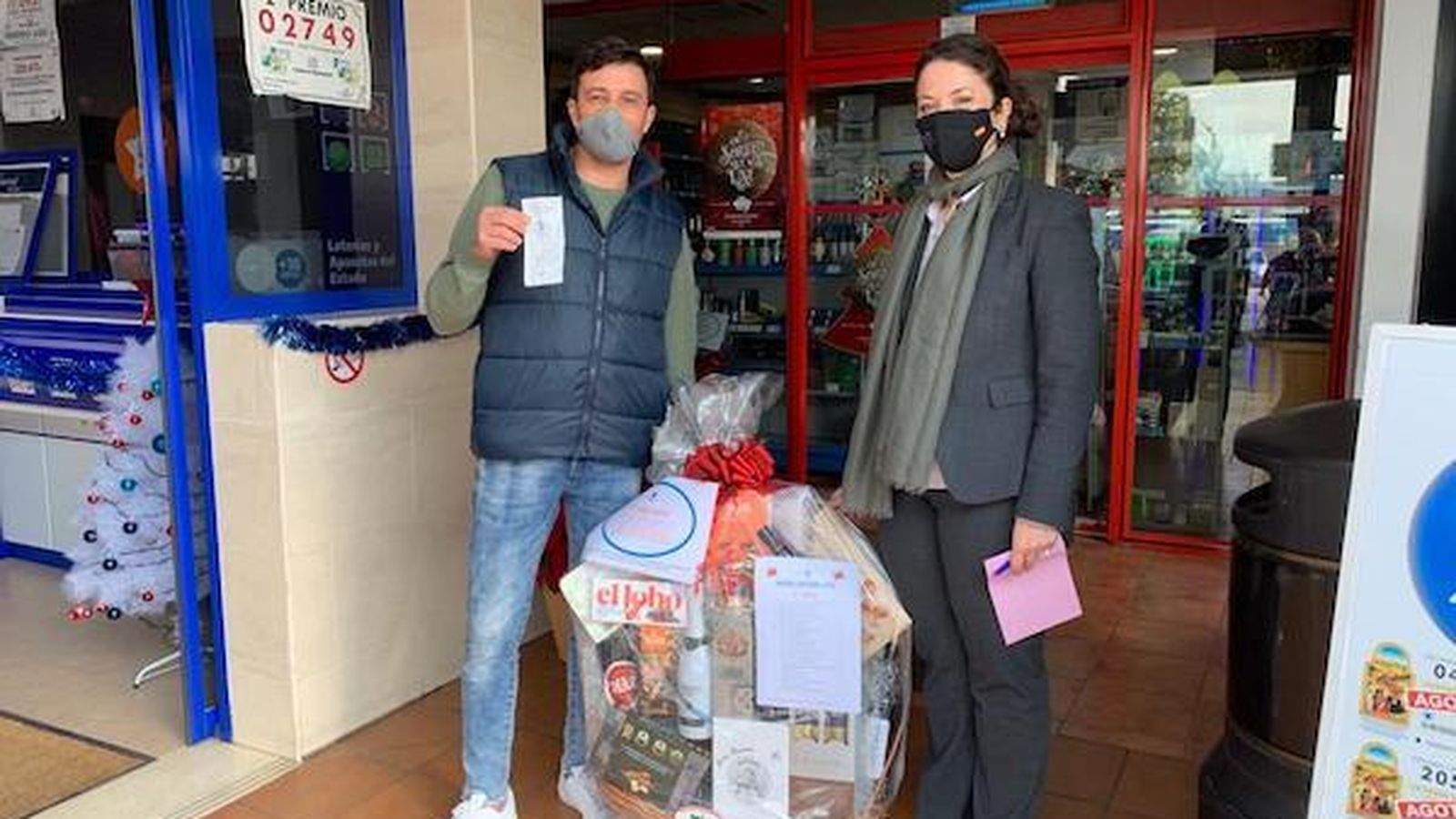 ENTREGA DEL SEGUNDO PREMIO DE CESTAS que correspondió a D. JOSÉ Mª CORTÉS VENEGAS de San Enrique de Guadiaro