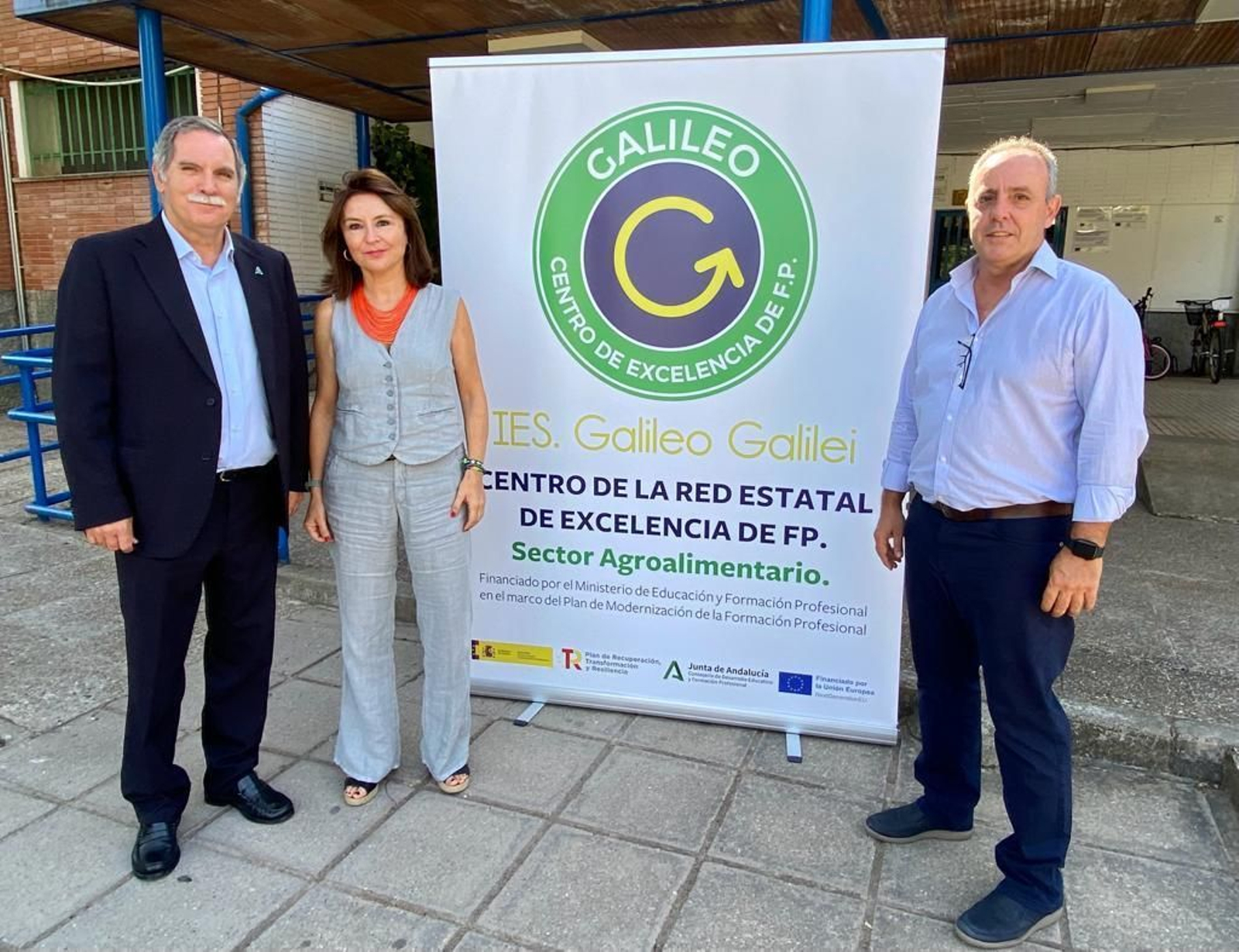 María Ángeles Rodríguez Peralta, en el centro, en el instituto Galileo Galilei.