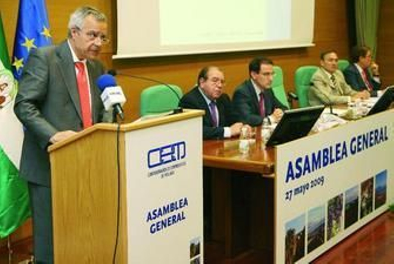 Vicente García, ayer, durante la asamblea general ordinaria celebrada por los empresarios en el Rectorado.