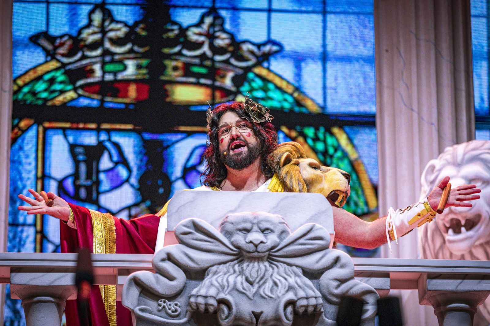 Las imágenes del pregón y la boda de Manu Sánchez en el Carnaval de Cádiz 2026